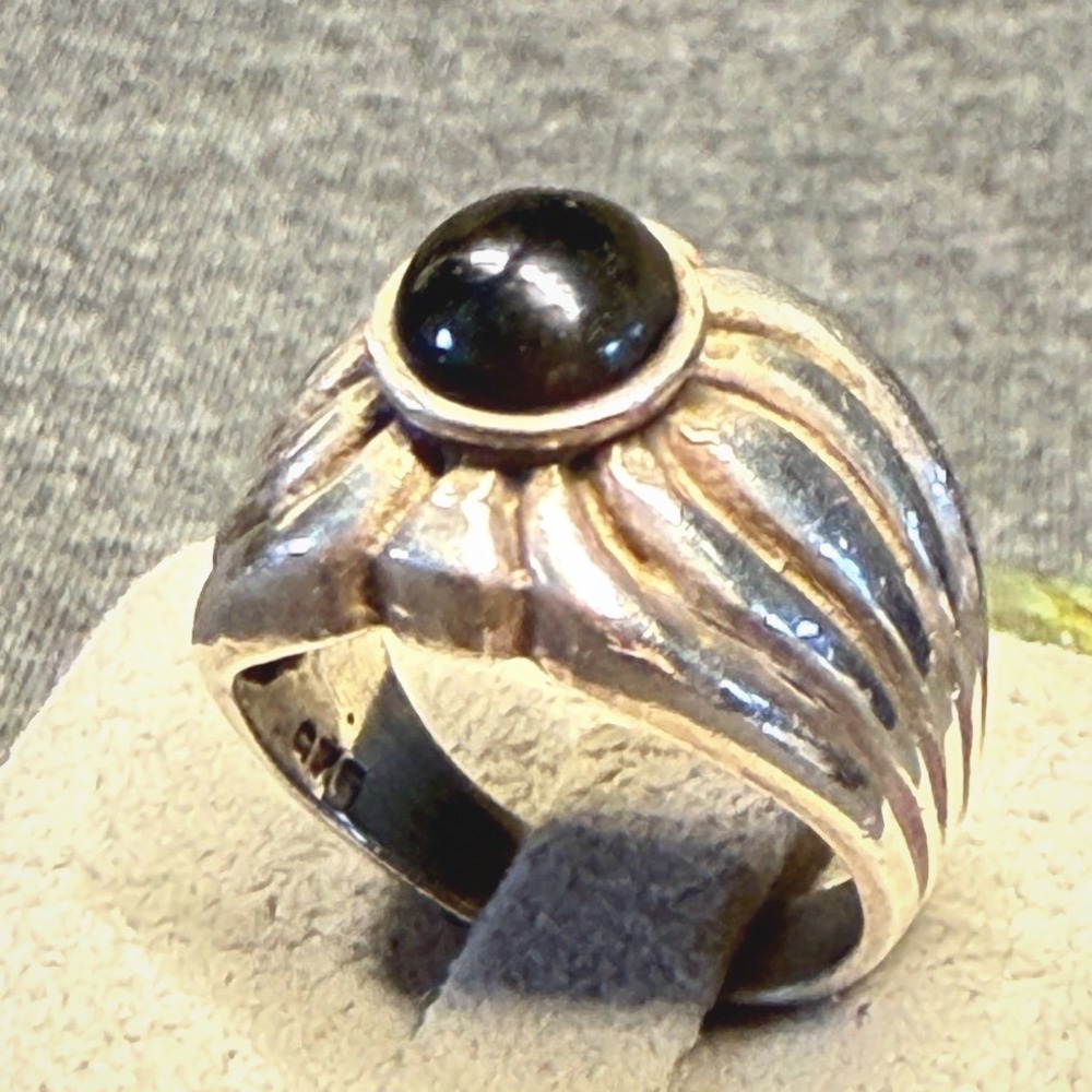 Ring Sterling Silver Black Stone Vintage Ribbed Dome Size 7.5